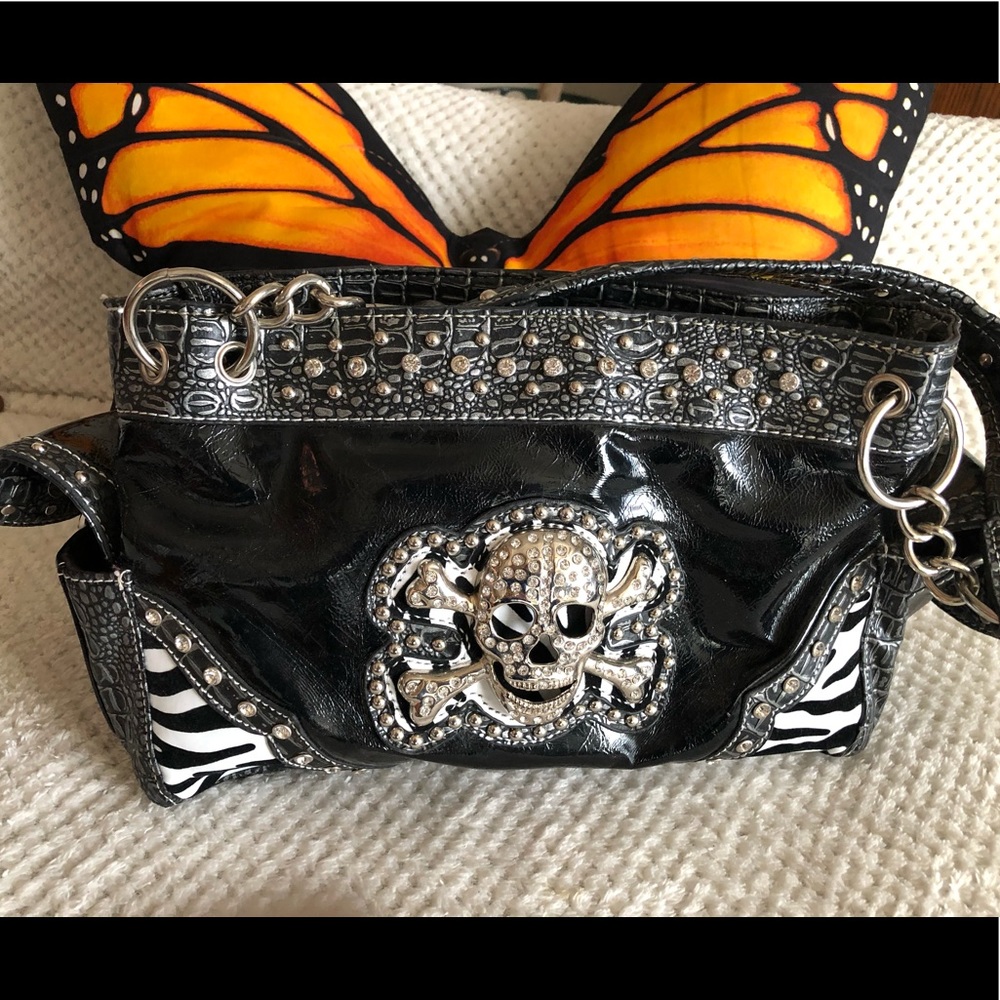 Black purse with silver skull